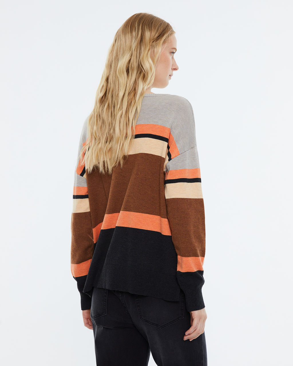 Women's striped print sweater, round neck and long sleeves.