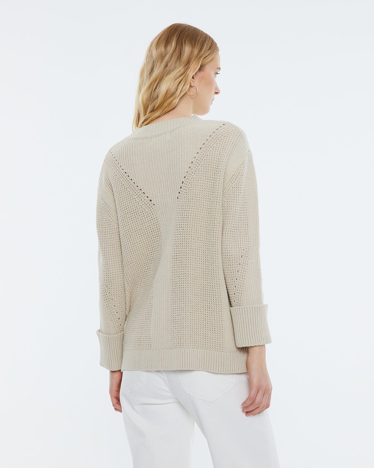 Women's round neck sweater, French sleeves.