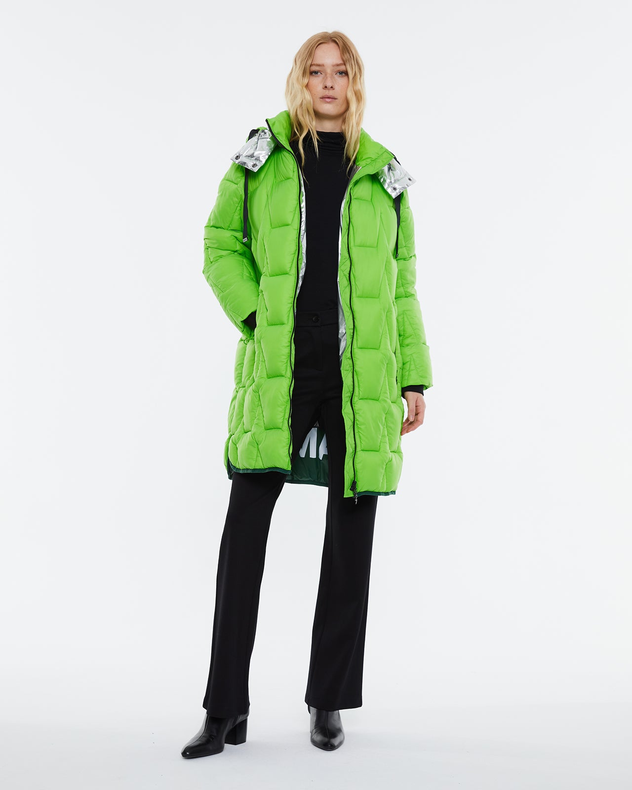 Long women's parka with removable hood. Lined.