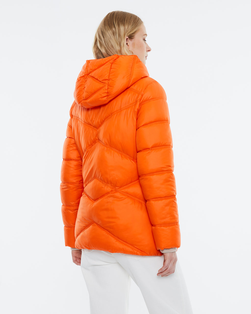 Parka de mujer acolchada con capucha demostable. Forrado.