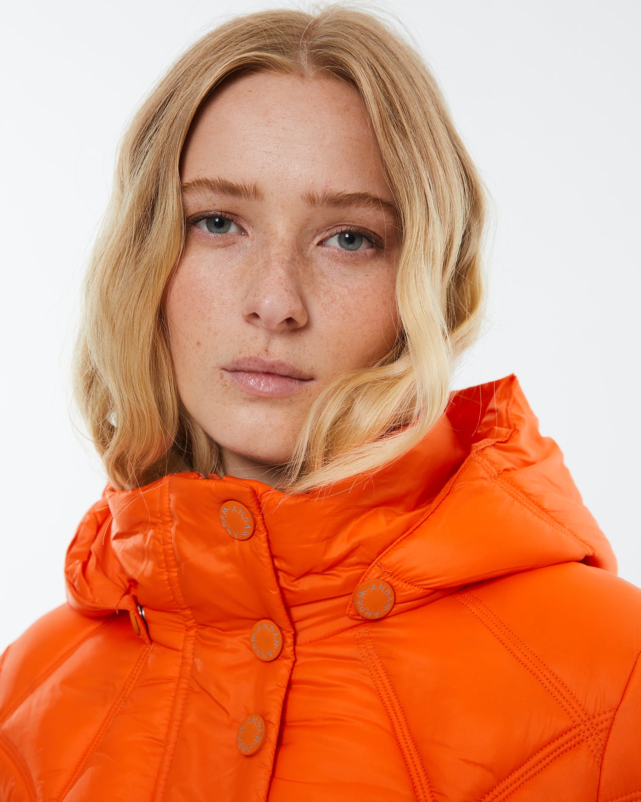 Women's padded parka with removable hood. Lined.