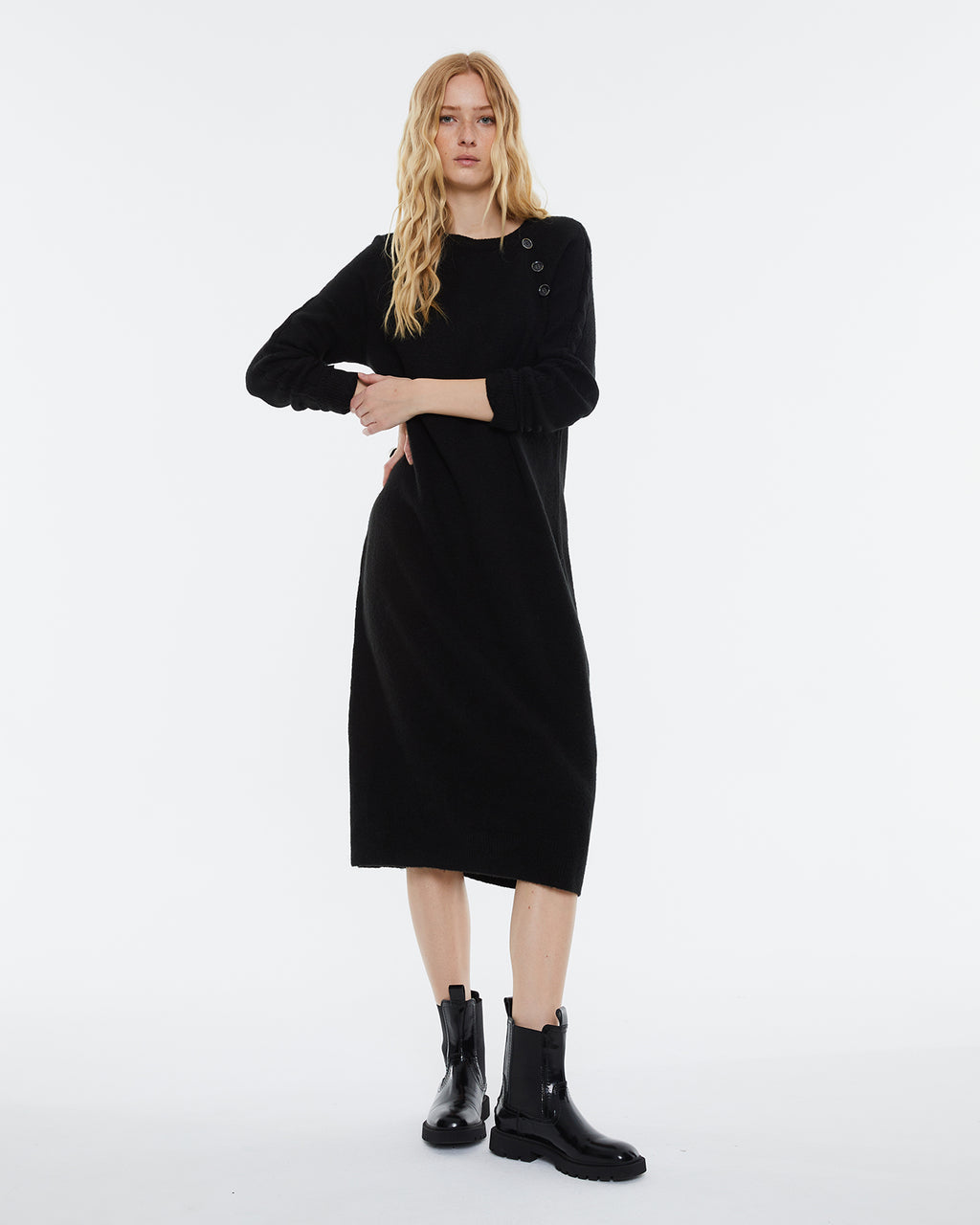 Long-sleeved knit dress with round neck.