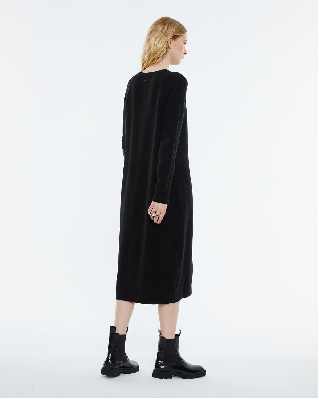 Long-sleeved knit dress with round neck.