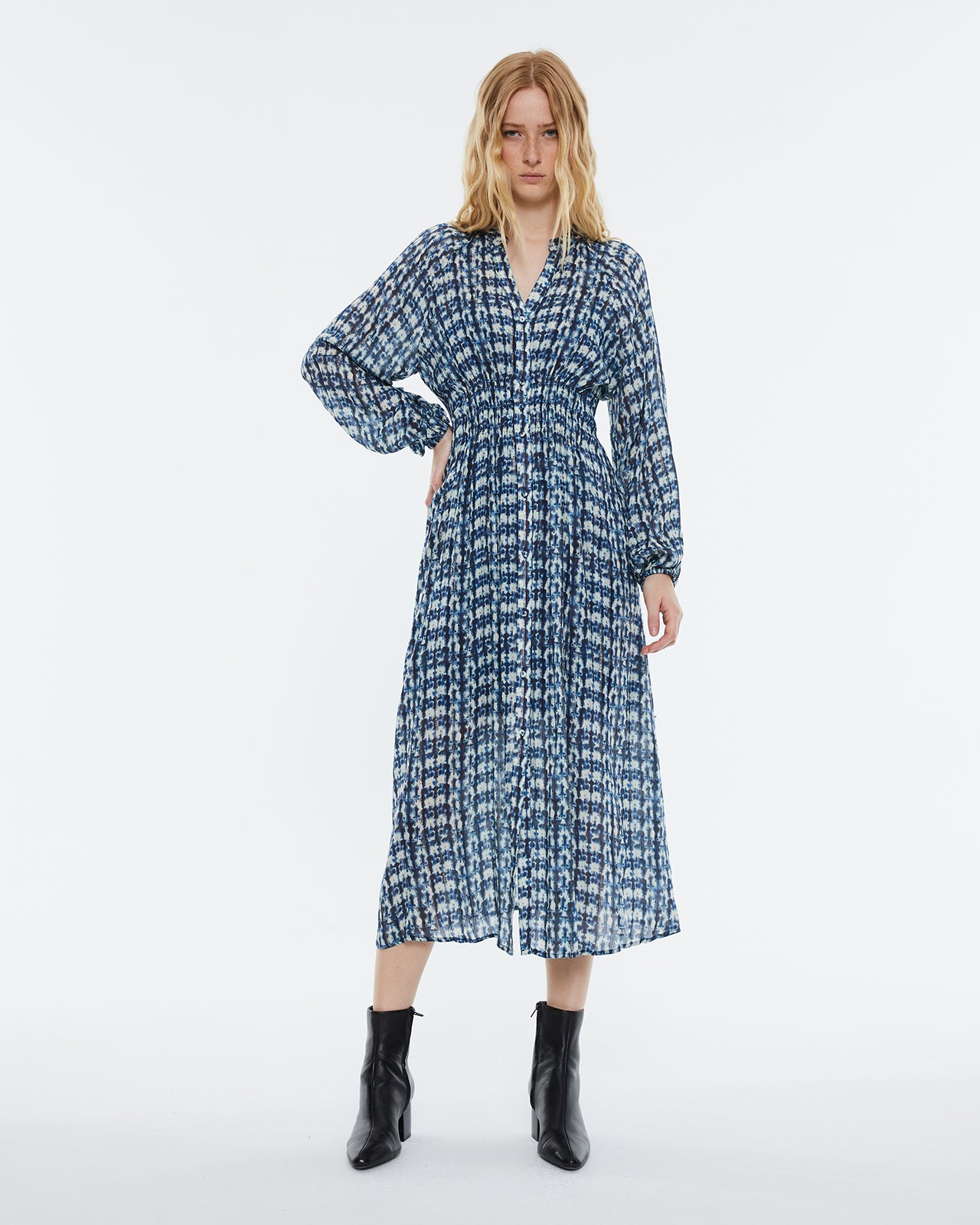 Printed midi dress, V-neck, long sleeves. Lined.