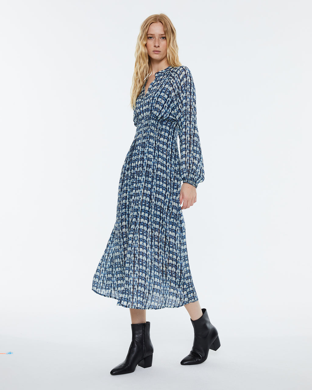 Printed midi dress, V-neck, long sleeves. Lined.