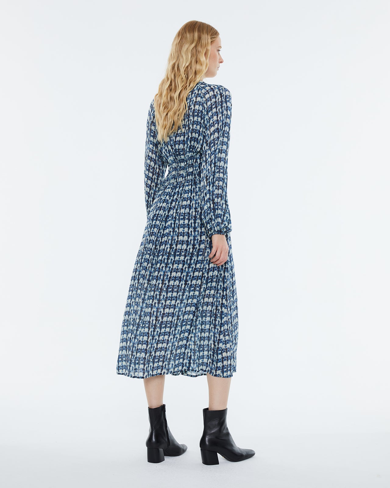 Printed midi dress, V-neck, long sleeves. Lined.