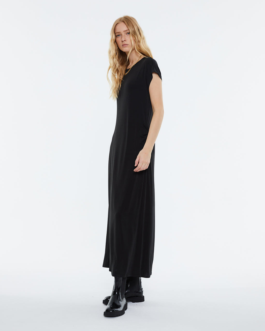 Long knit dress, round neckline, dropped sleeves.