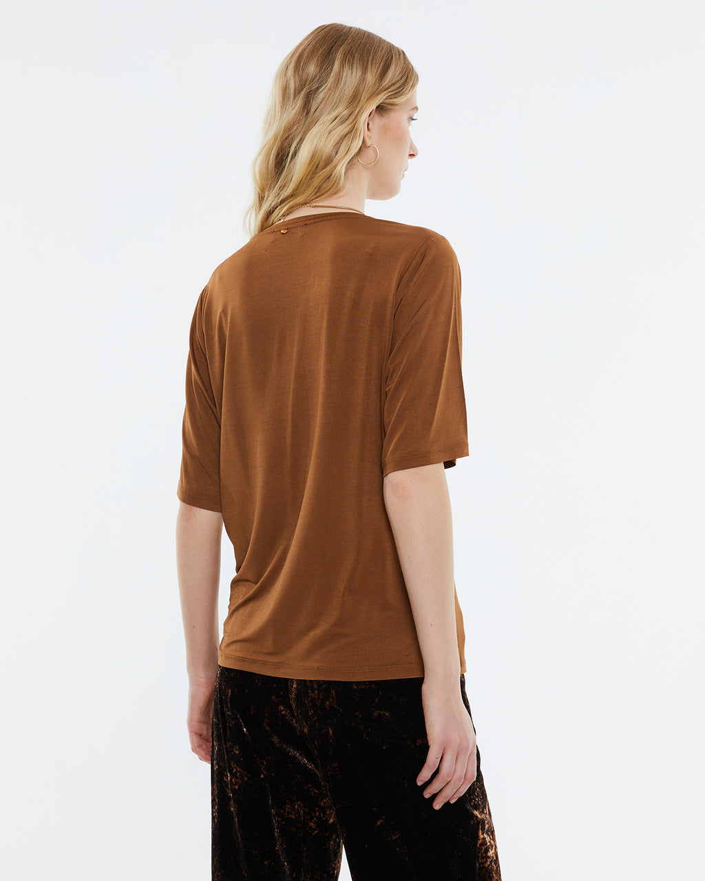 Women's short-sleeved, round-neck T-shirt.