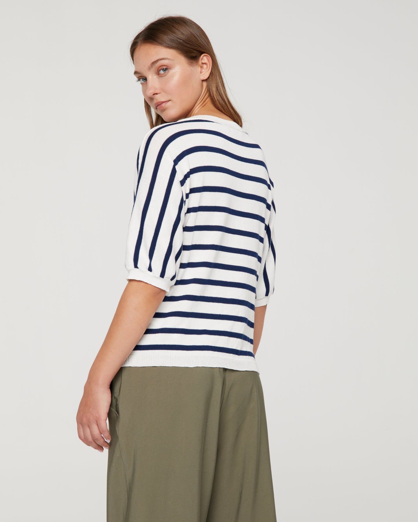 Women's striped print sweater, V-neck, French sleeves.