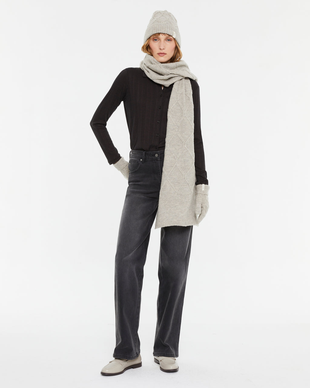 Strickschal mit Flechtstruktur
