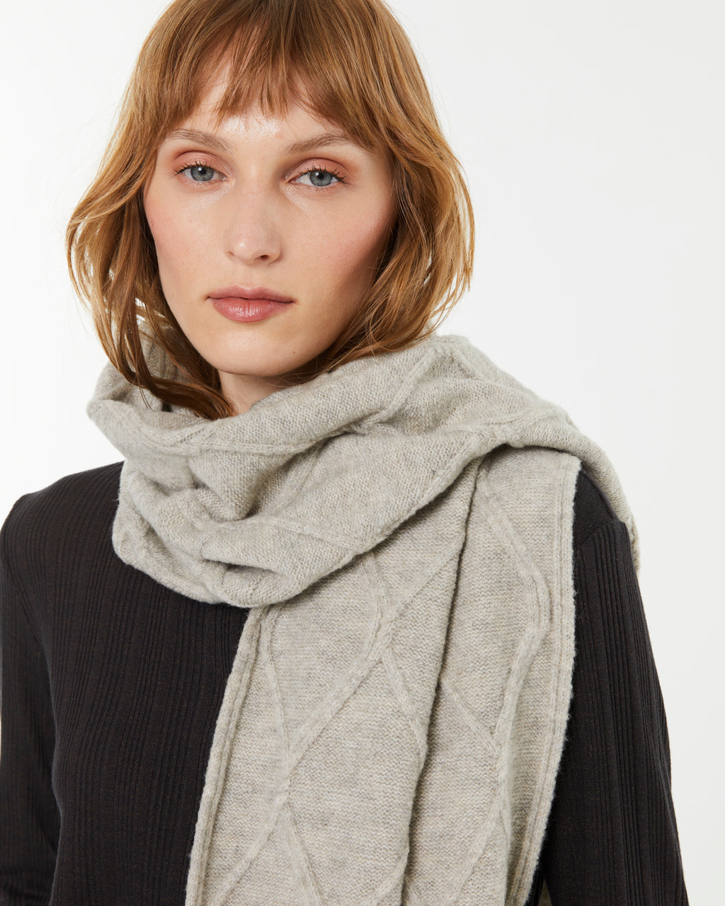 Strickschal mit Flechtstruktur