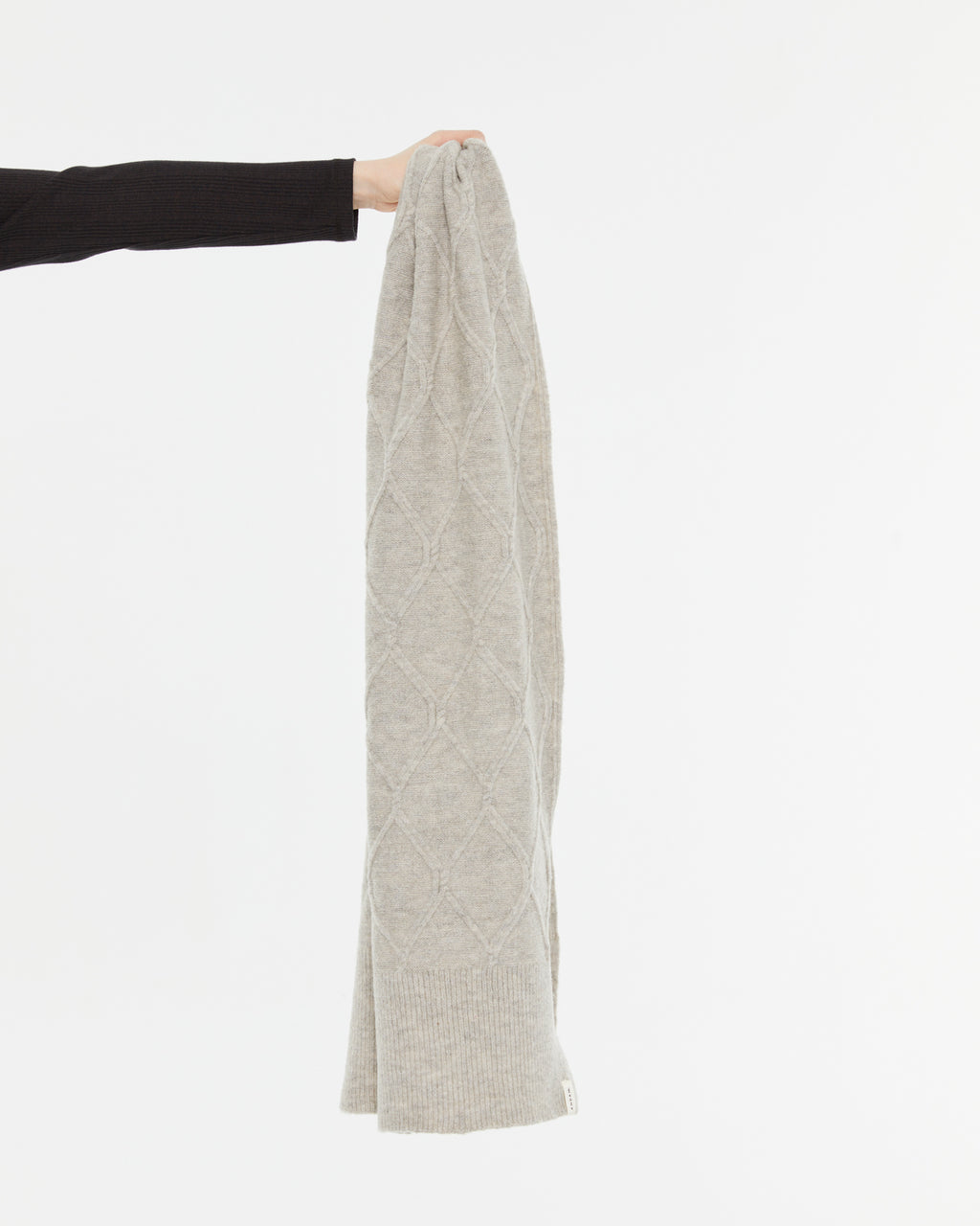 Strickschal mit Flechtstruktur