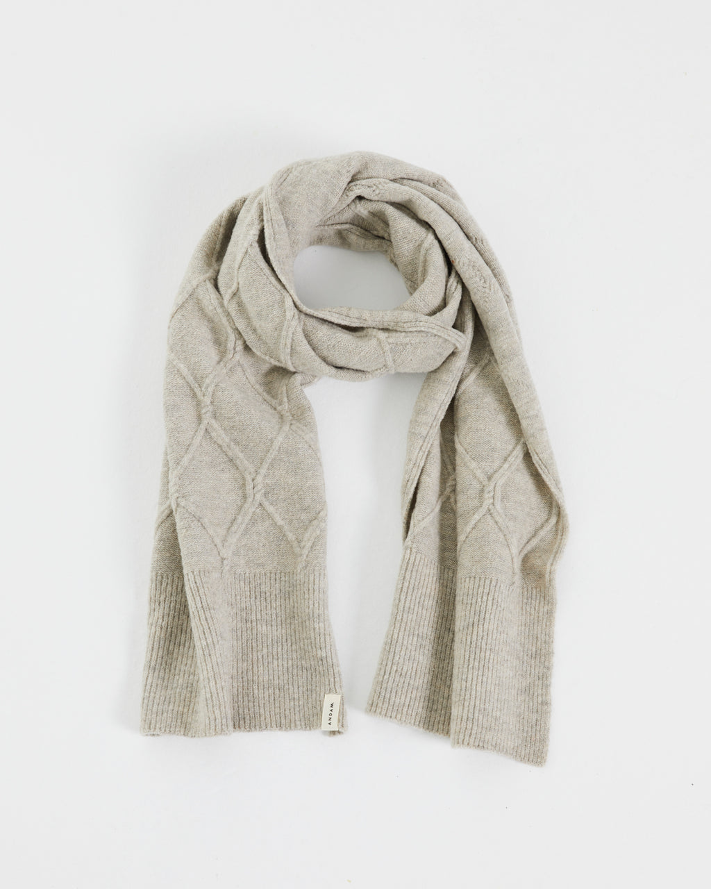 Strickschal mit Flechtstruktur