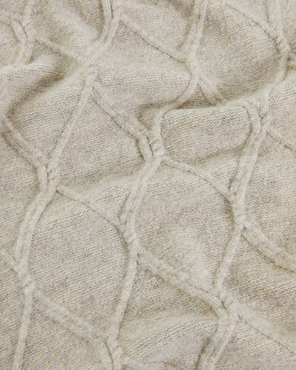 Strickschal mit Flechtstruktur