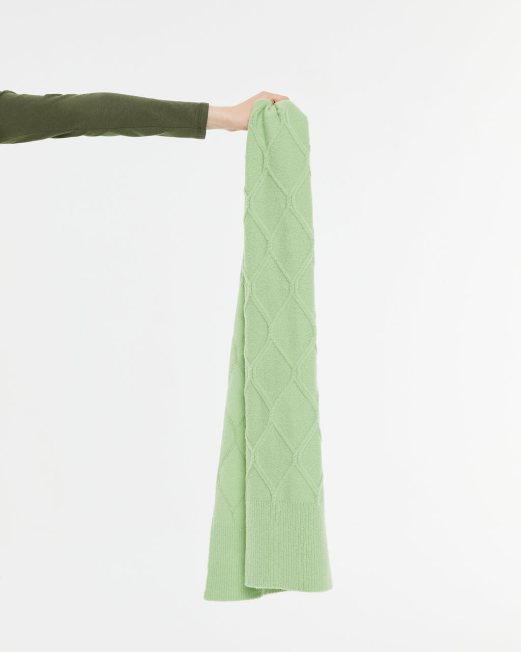Knitted scarf with braided structure
