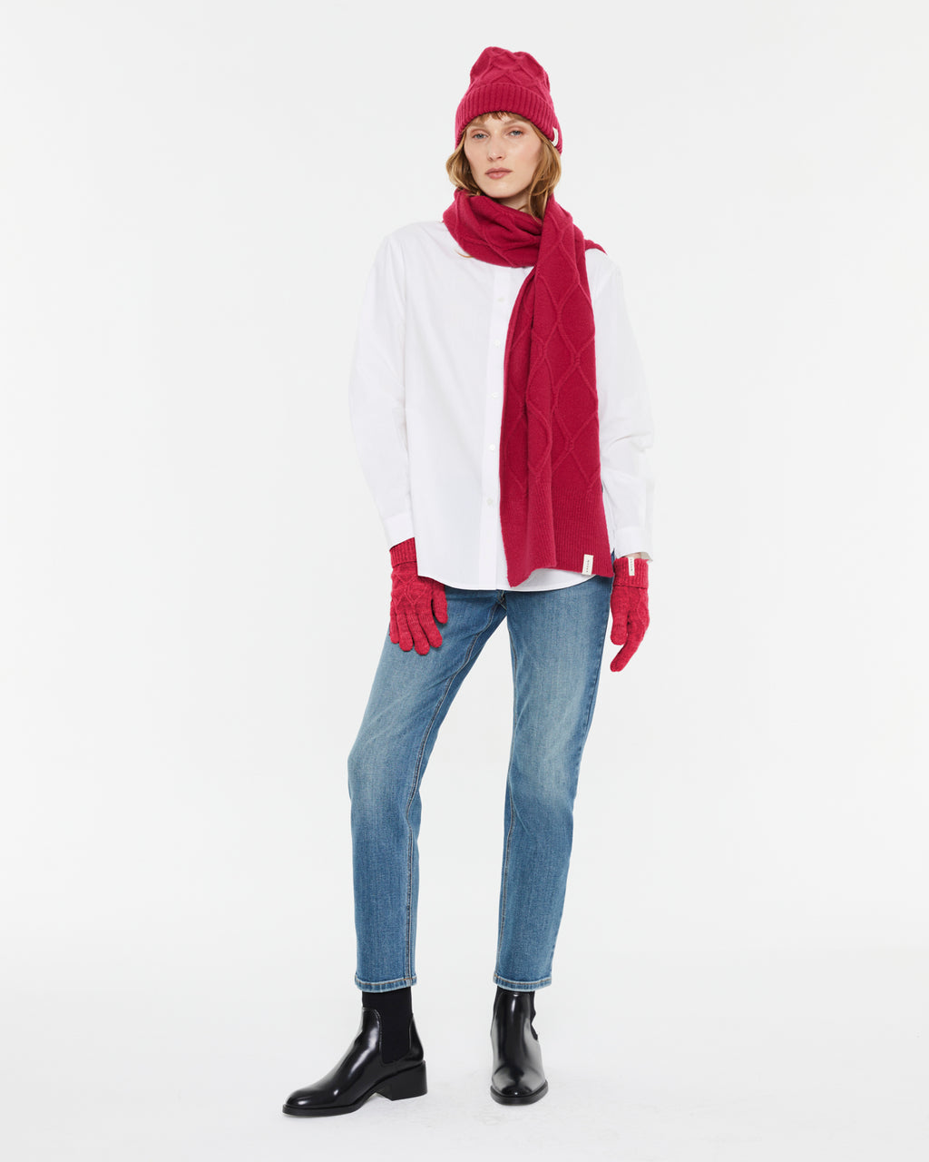 Knitted scarf with braided structure