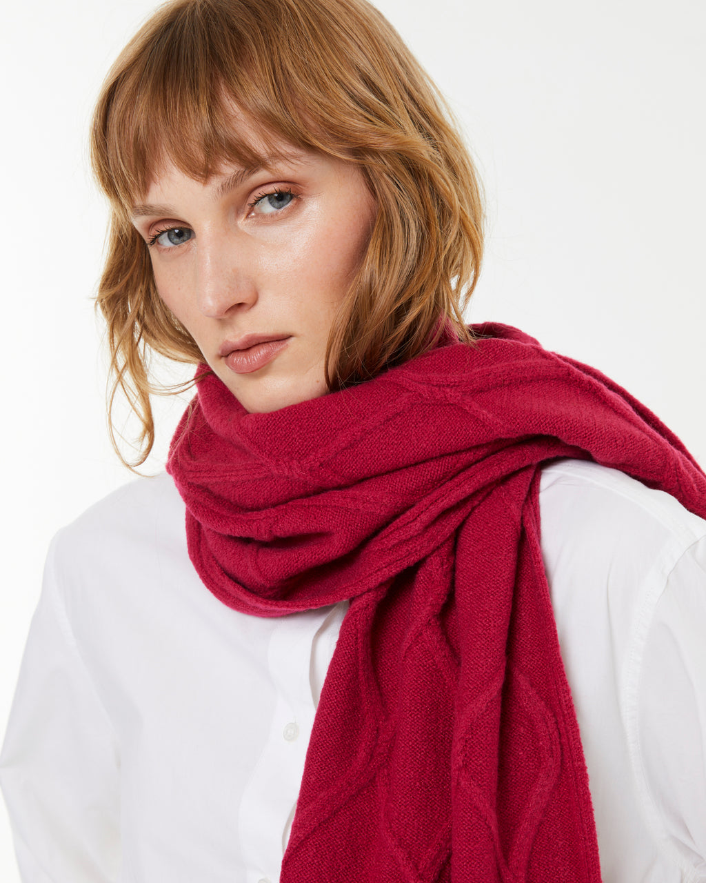 Knitted scarf with braided structure