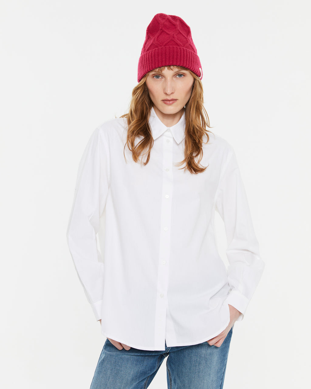 Women's knitted hat with braided structure