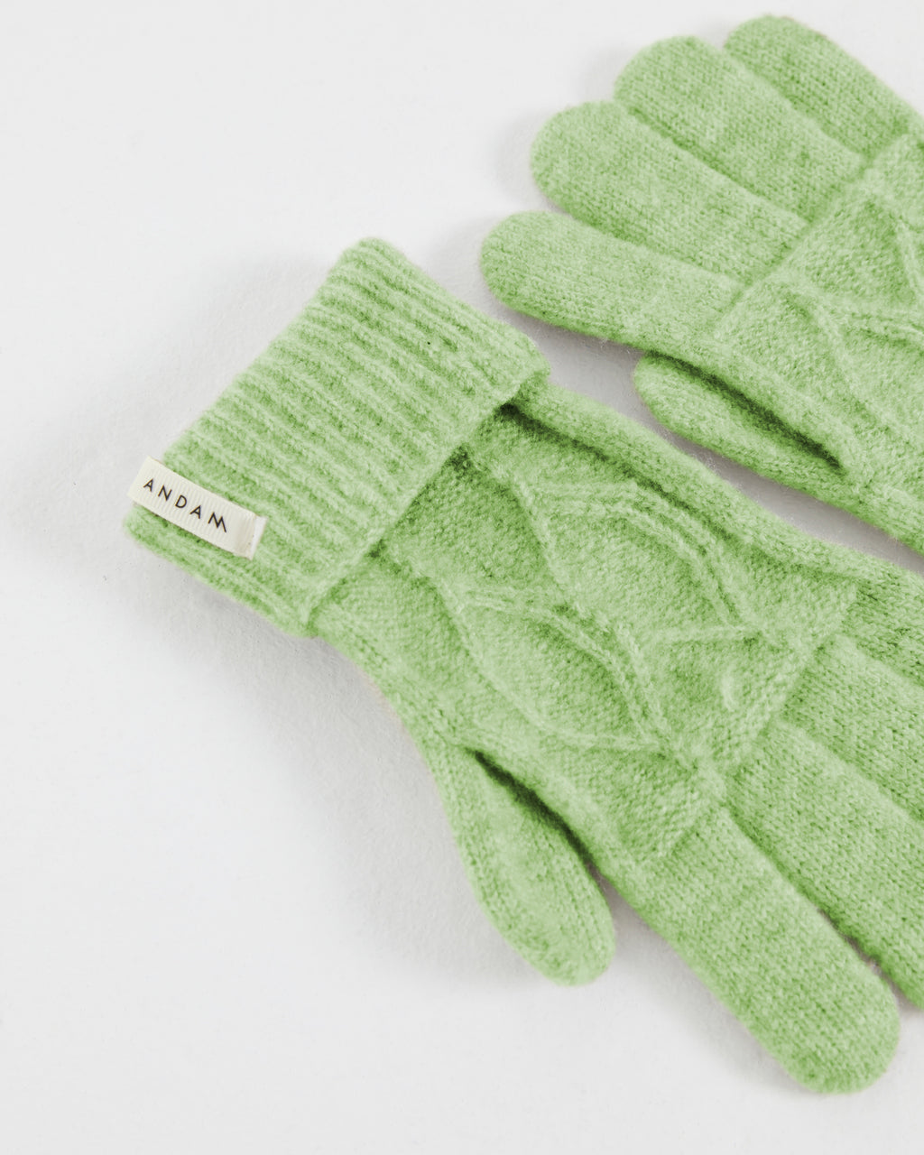 Women's knitted gloves with braided structure