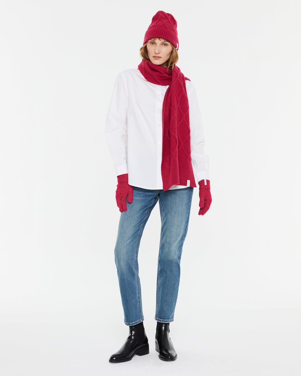 Women's knitted gloves with braided structure