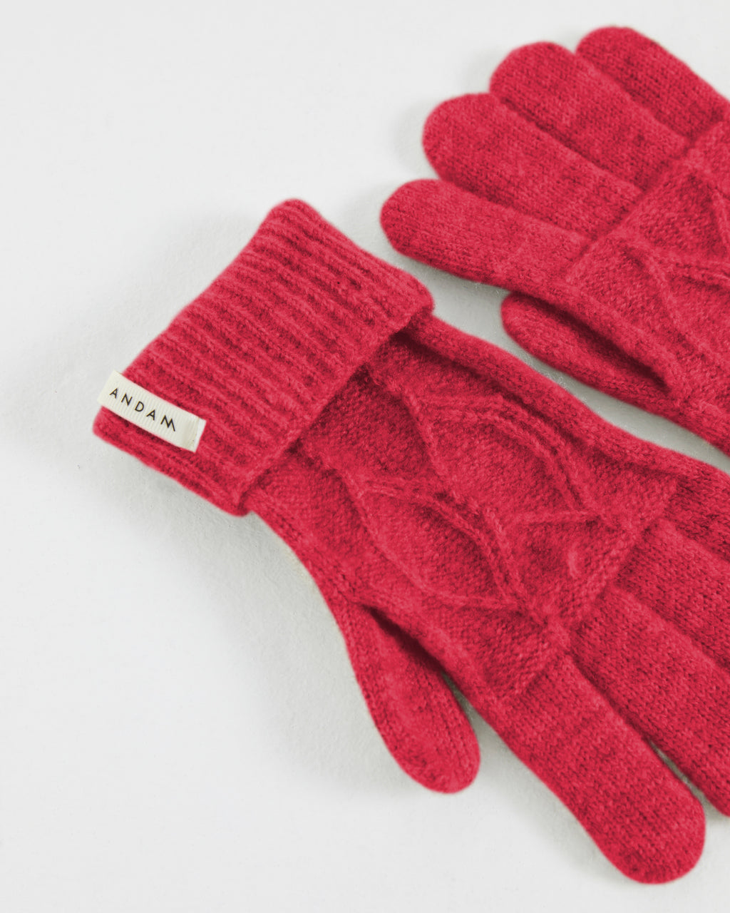 Women's knitted gloves with braided structure