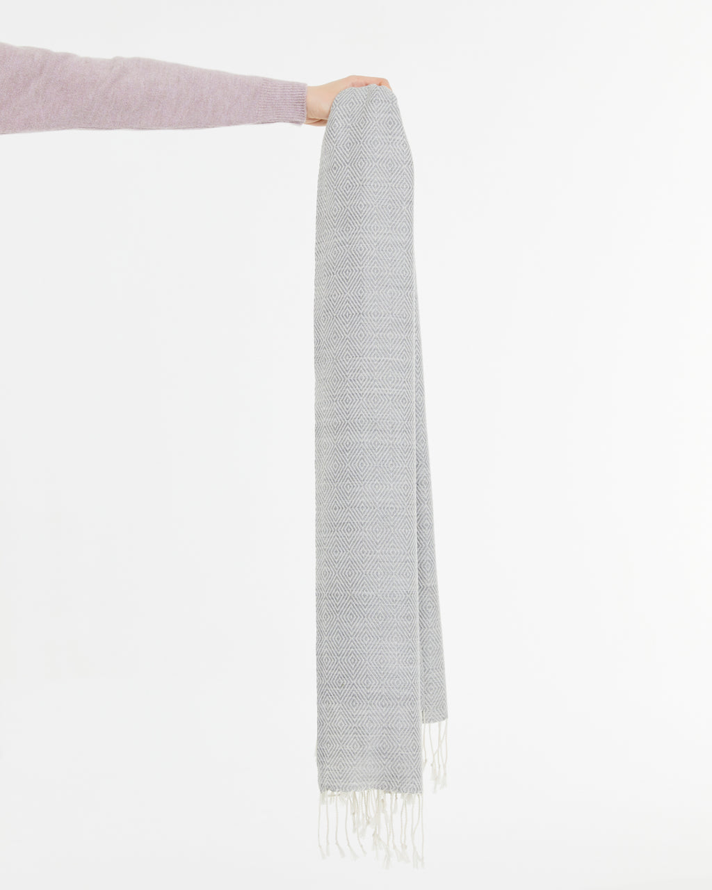 Fular jacquard geométrico rematado con flecos
