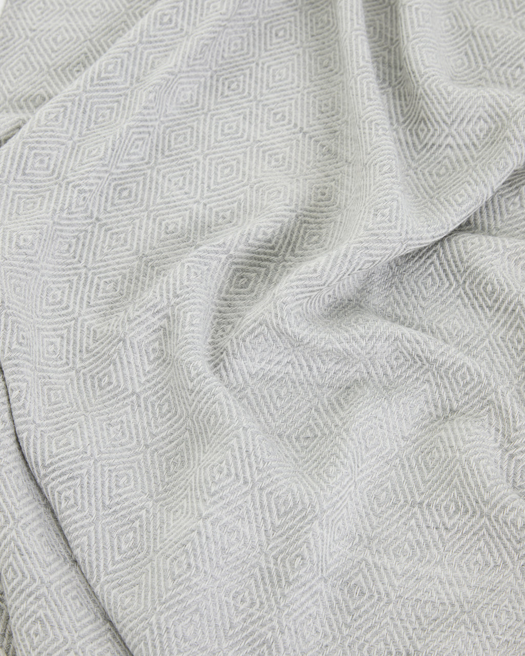 Fular jacquard geométrico rematado con flecos