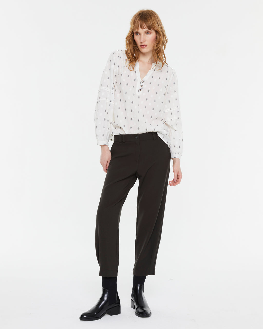 Blusa de mujer manga larga y cuello mao forma pico