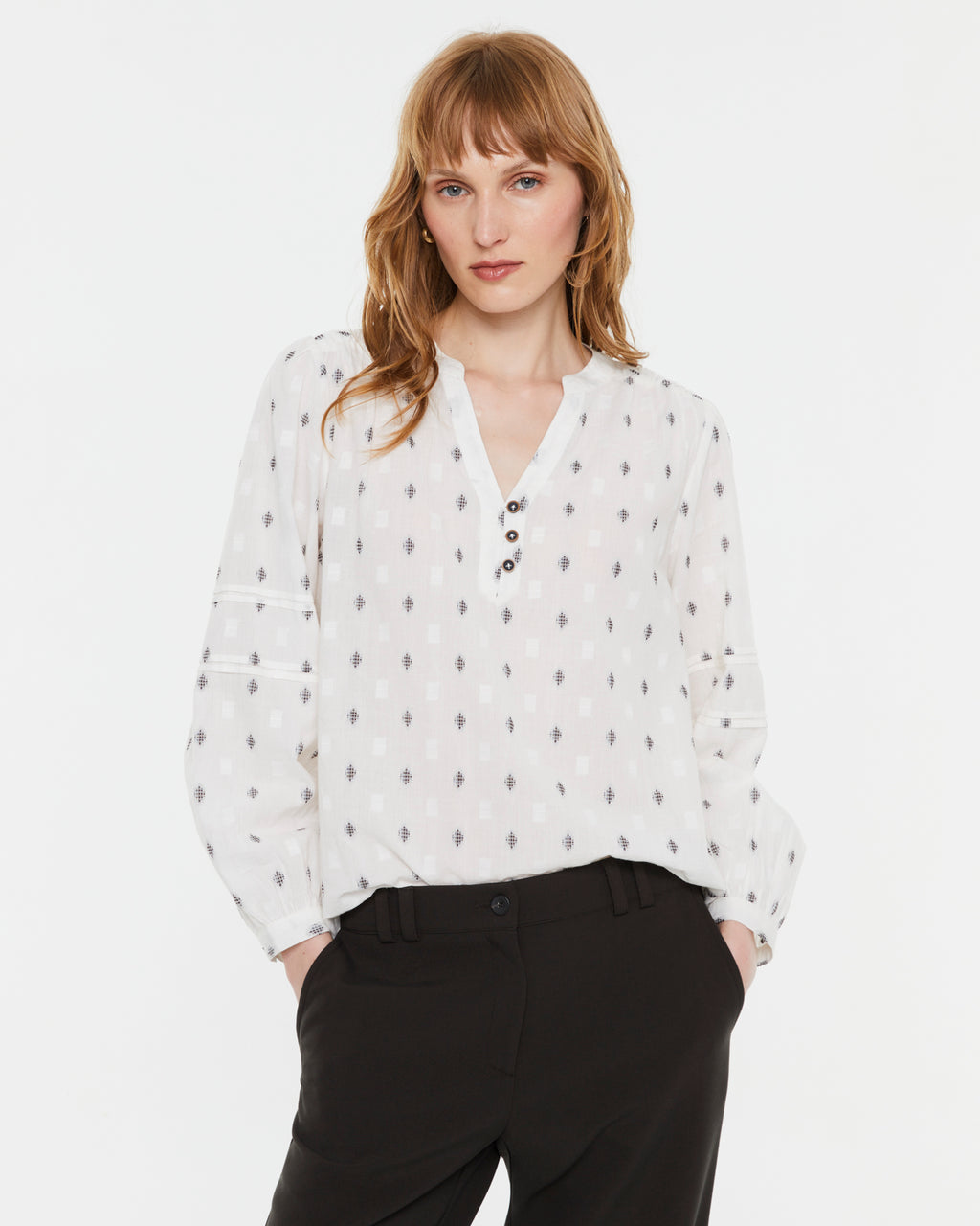 Blusa de mujer manga larga y cuello mao forma pico