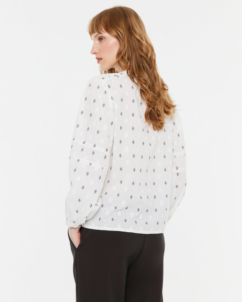 Blusa de mujer manga larga y cuello mao forma pico