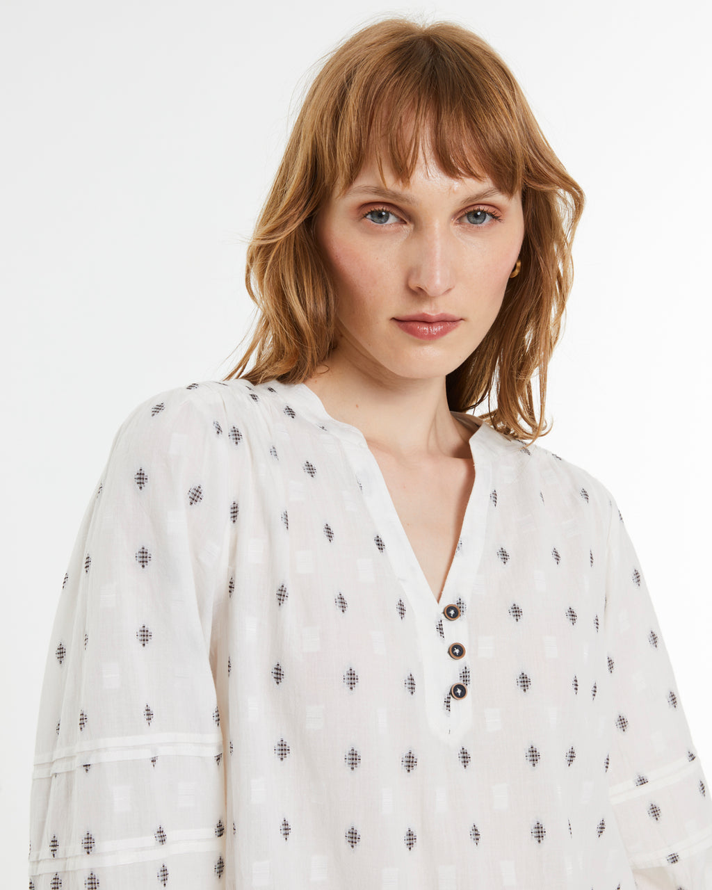 Blusa de mujer manga larga y cuello mao forma pico