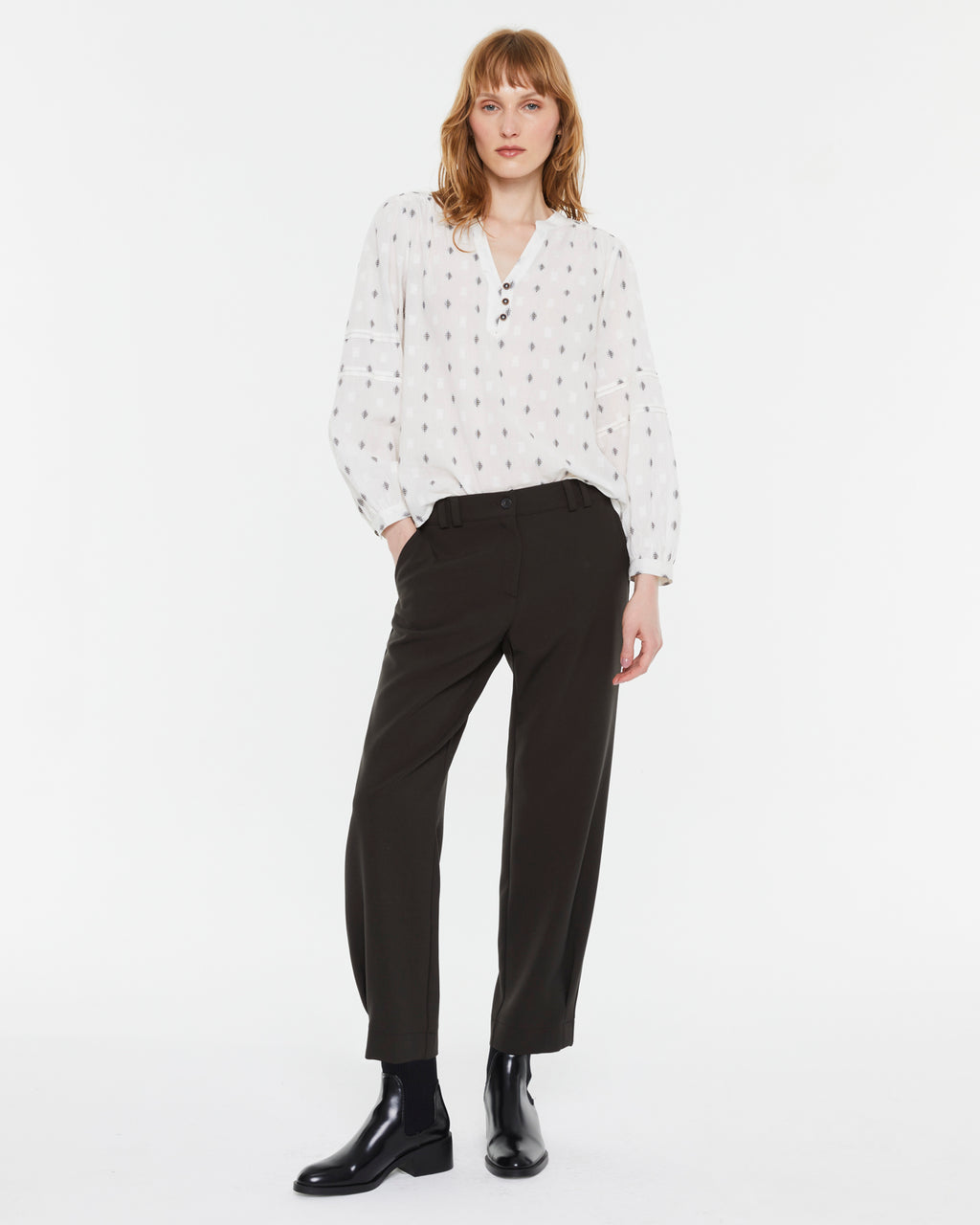 Women's carrot-style trousers with elastic waistband
