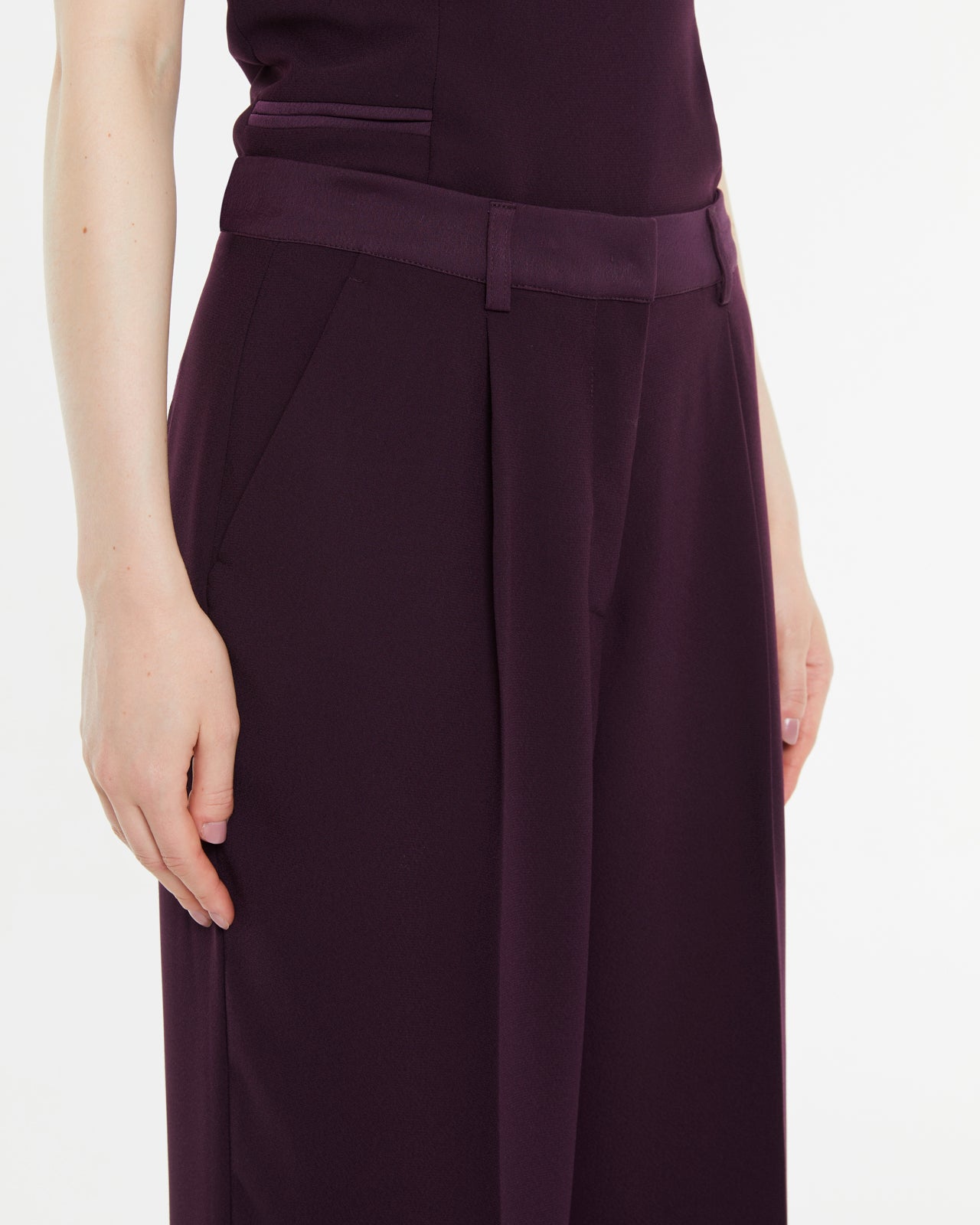 Pantalón ancho de mujer con pinzas de tiro alto