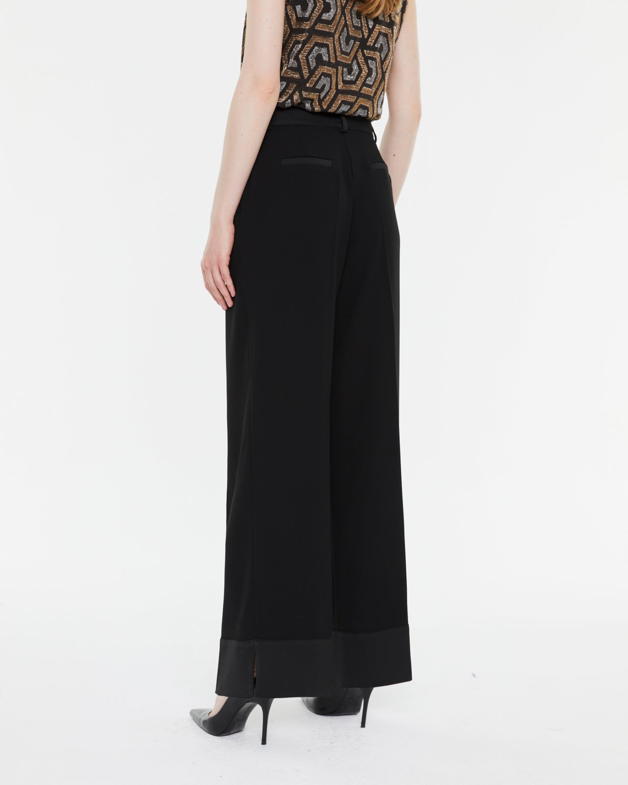 Women's wide-leg trousers with high-waisted pleats