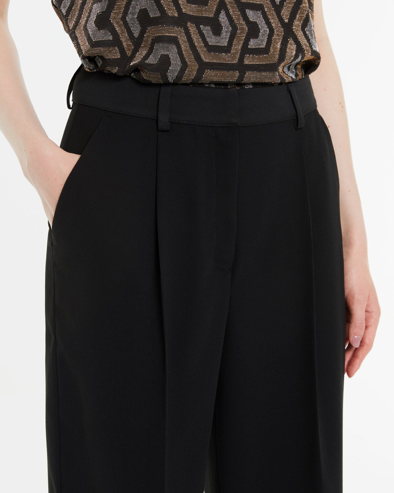 Women's wide-leg trousers with high-waisted pleats
