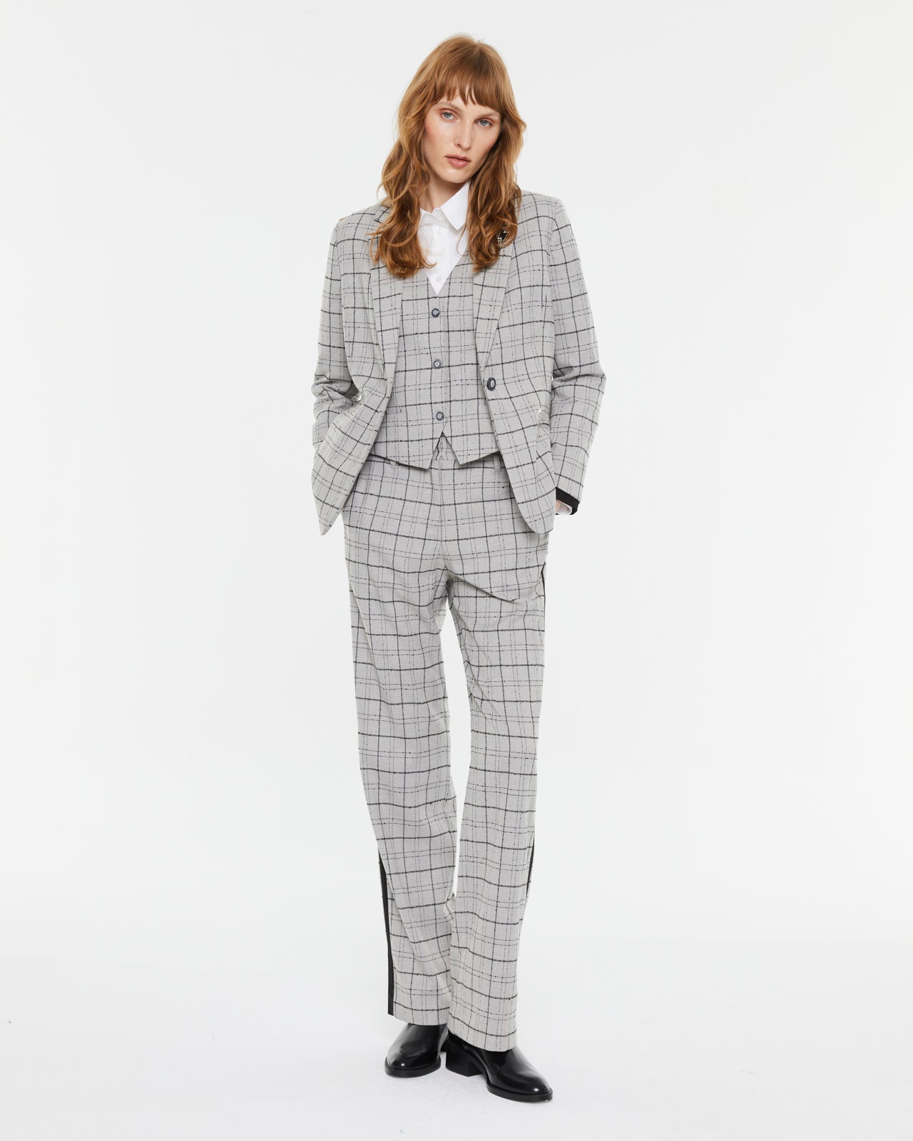 Blazer de mujer cuadros con bordados decorativos