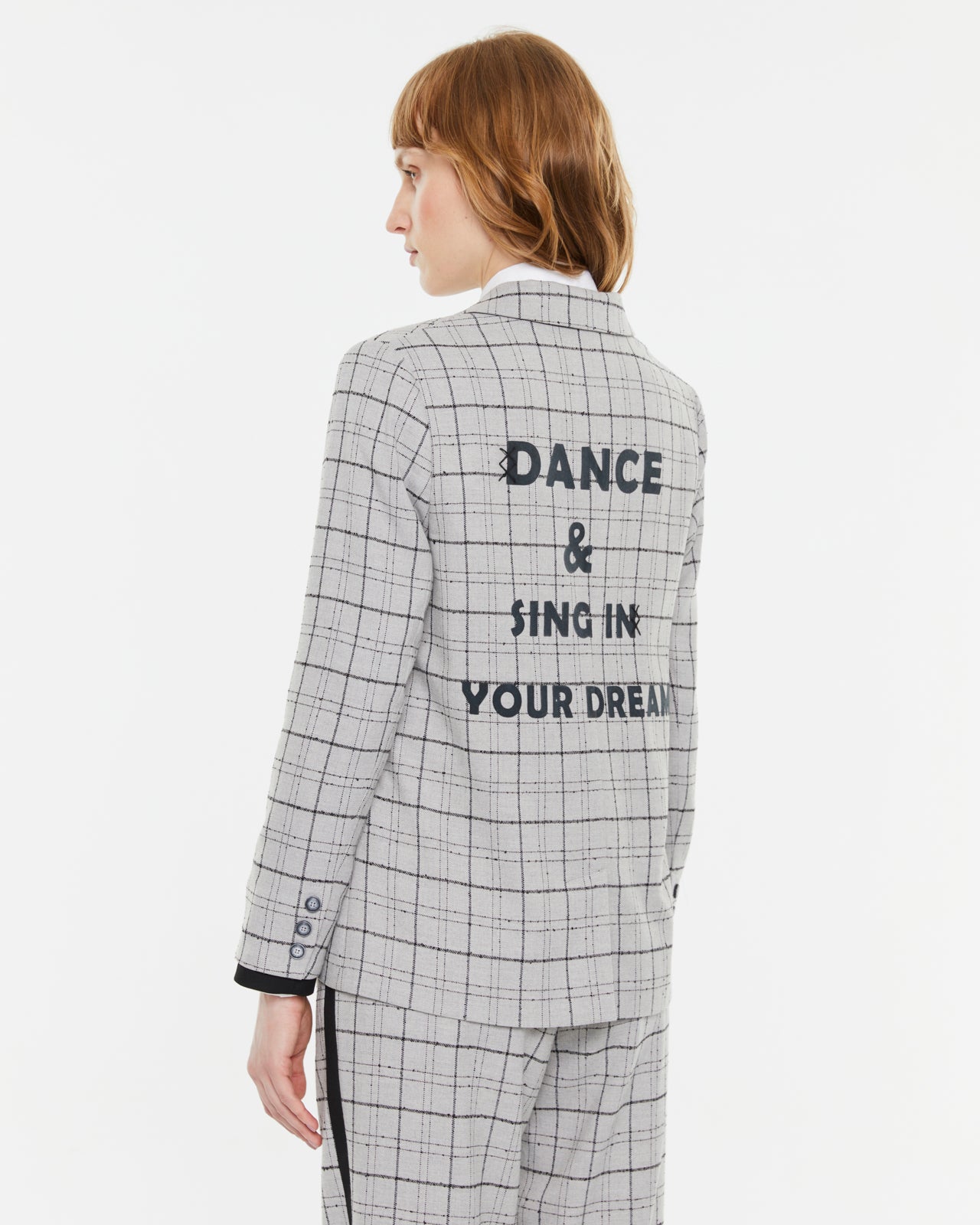 Blazer de mujer cuadros con bordados decorativos