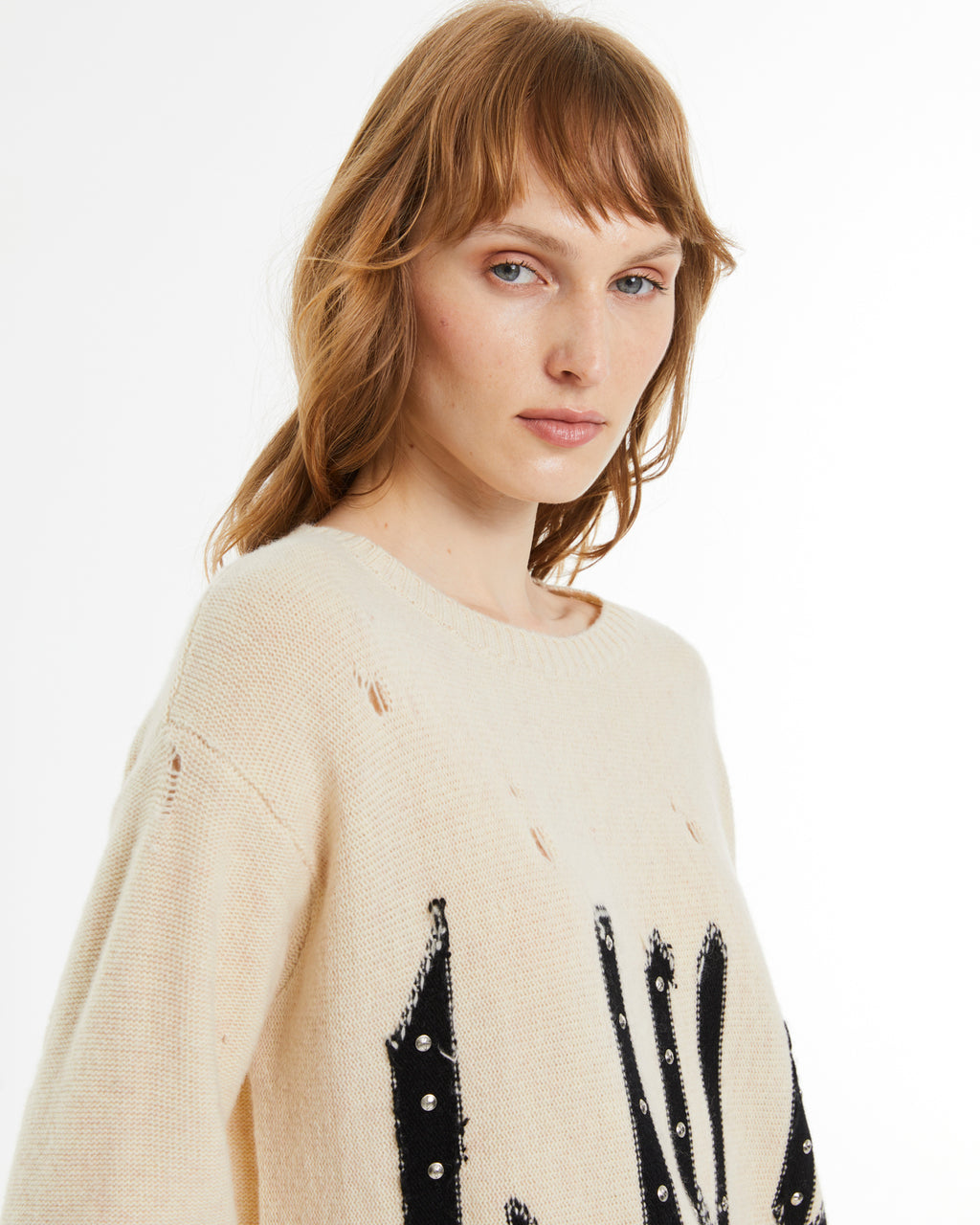 Jersey de mujer cuello redondo tachas y rotos