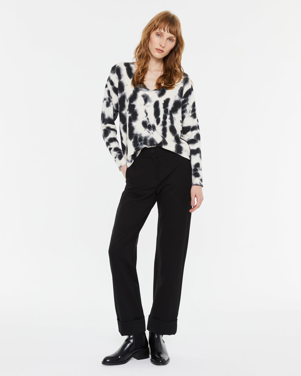Damenpullover mit Batikmuster und V-Ausschnitt