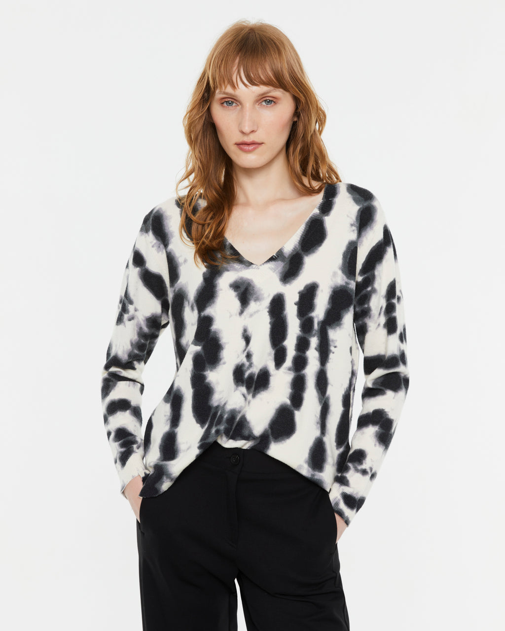 Damenpullover mit Batikmuster und V-Ausschnitt