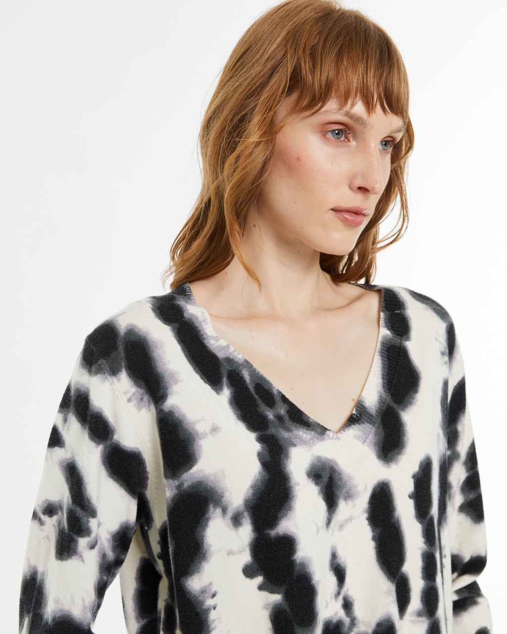 Damenpullover mit Batikmuster und V-Ausschnitt
