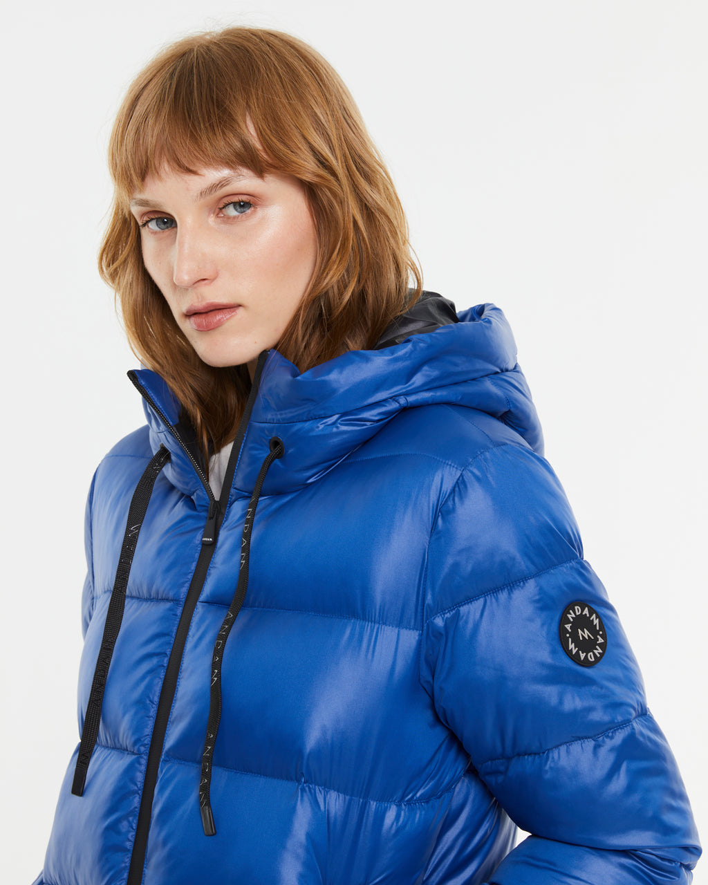 Parka corta de mujer con capucha