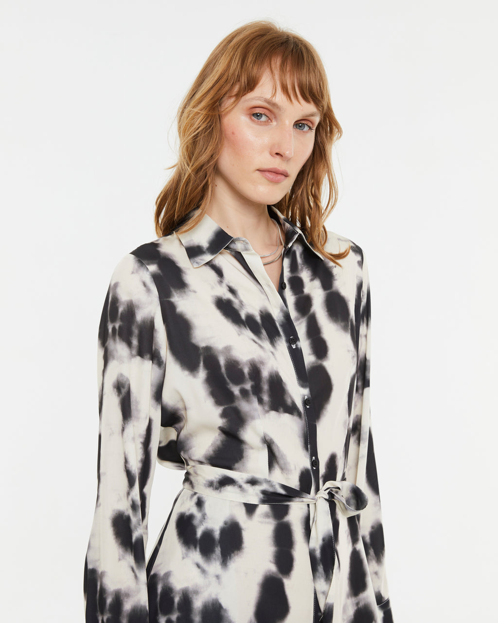 Vestido midi camisero estampado tipo tie dye