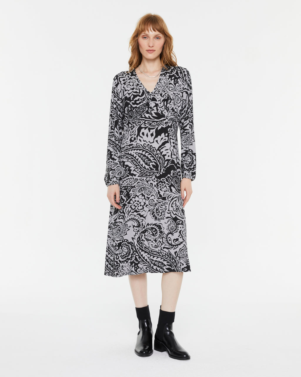 Vestido midi estampado de punto cuello pico
