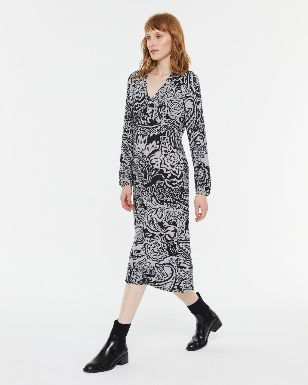 Vestido midi estampado de punto cuello pico