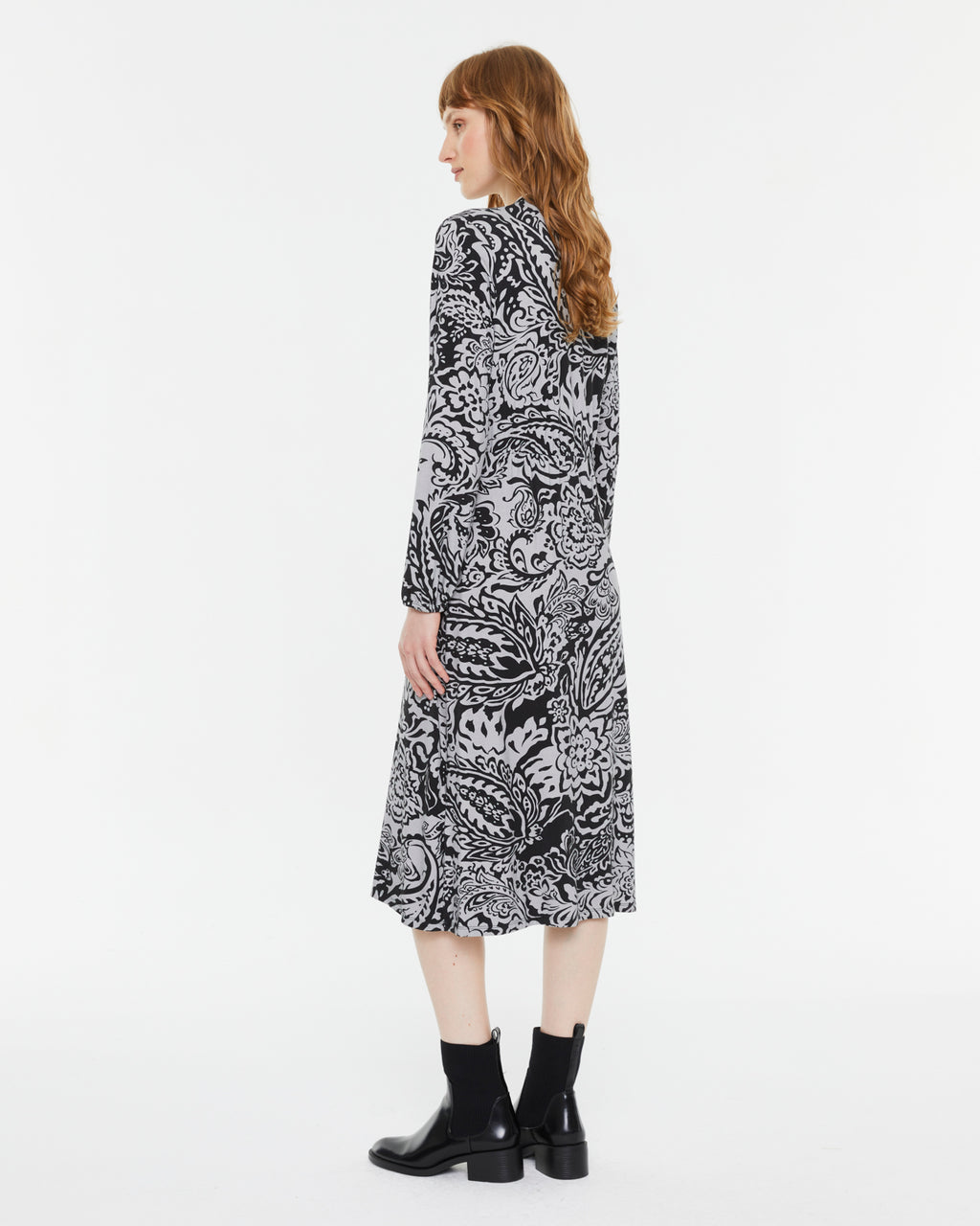 Vestido midi estampado de punto cuello pico