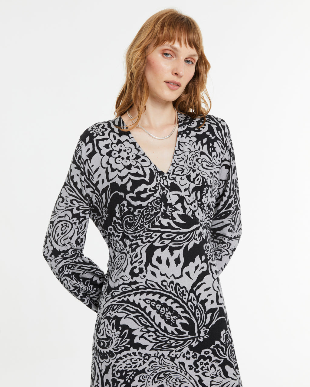 Vestido midi estampado de punto cuello pico
