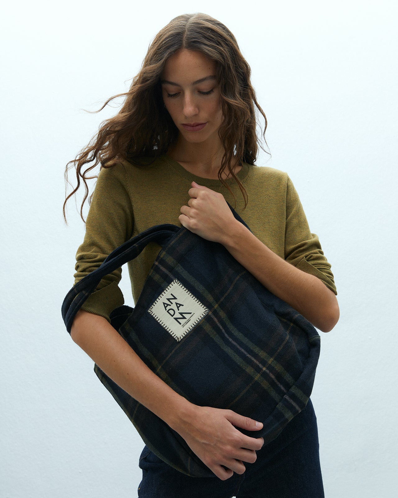 Bolso tote de cuadros en tonos verde y azul marino