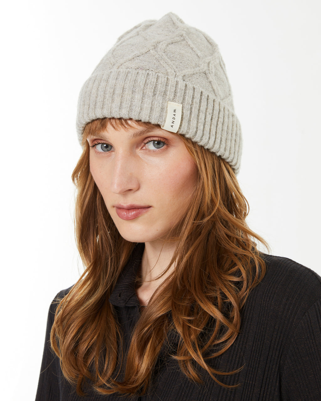 Gorro de mujer de punto con estructura trenzada