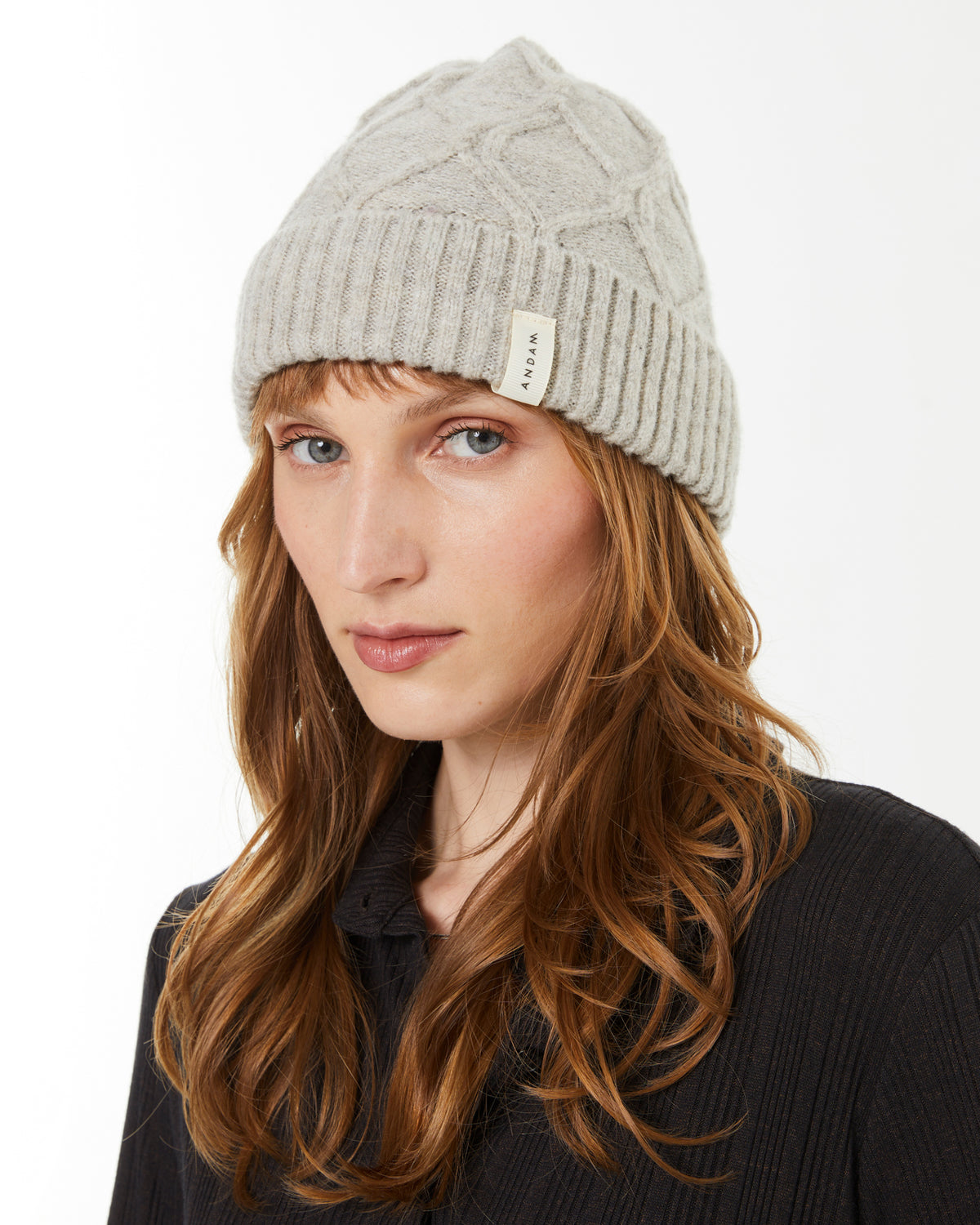Gorro de mujer de punto con estructura trenzada